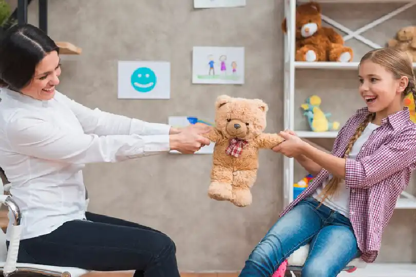 مزایا و کاربرد بازی درمانی برای رفع مشکلات کودکان